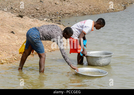 TECHIMAN, GHANA - Jan 15, 2017: Unbekannter Ghanaischen zwei Mädchen Becken mit Wasser gefüllt, auf der Waschtag, die jeden Sonntag Stockfoto