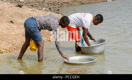 TECHIMAN, GHANA - Jan 15, 2017: Unbekannter Ghanaischen zwei Mädchen Becken mit Wasser gefüllt, auf der Waschtag, die jeden Sonntag Stockfoto