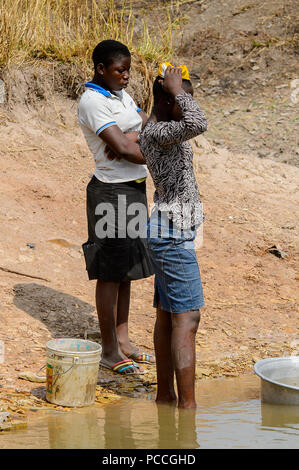 TECHIMAN, GHANA - Jan 15, 2017: Unbekannter ghanaische Frauen auf dem Waschtag, die jeden Sonntag Stockfoto