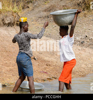 TECHIMAN, GHANA - Jan 15, 2017: Unbekannter ghanaische Frauen auf dem Waschtag, die jeden Sonntag Stockfoto