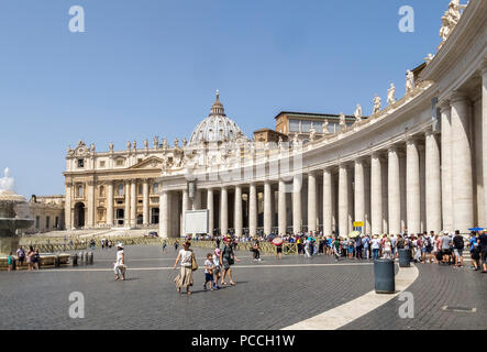 Die Kolonnaden in St. Petersplatz im Vatikan, Rom, Italien Stockfoto