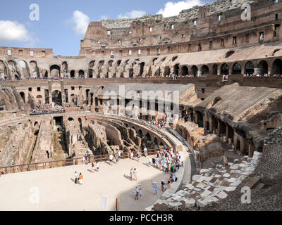 Leute das Zentrum und Arena, die das Kolosseum, Rom, Italien Stockfoto