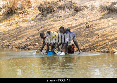 TECHIMAN, GHANA - Jan 15, 2017: Unbekannter ghanaische Kinder Wasser auf der Waschtag, die jeden Sonntag erhalten Stockfoto