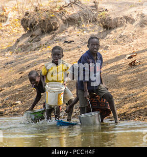 TECHIMAN, GHANA - Jan 15, 2017: Unbekannter ghanaische Kinder Wasser auf der Waschtag, die jeden Sonntag erhalten Stockfoto