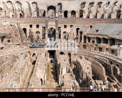 Leute das Zentrum und Arena, die das Kolosseum, Rom, Italien Stockfoto