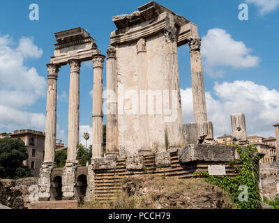 Korinthische Säulen der Tempel von Castor und Pollux im Forum, die politischen und handelspolitischen Zentrum des antiken Roms Stockfoto