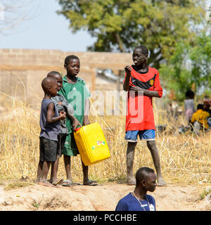 TECHIMAN, GHANA - Jan 15, 2017: Unbekannter ghanaische Kinder wollen Wasser auf der Waschtag, die jeden Sonntag zu erhalten Stockfoto