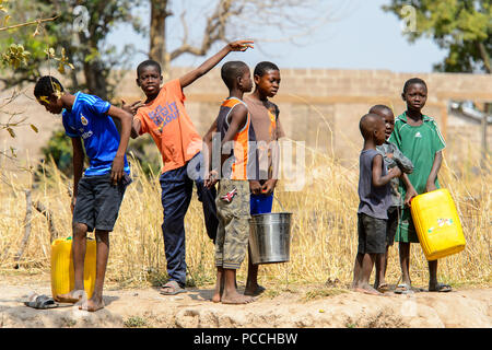 TECHIMAN, GHANA - Jan 15, 2017: Unbekannter ghanaische Kinder wollen Wasser auf der Waschtag, die jeden Sonntag zu erhalten Stockfoto