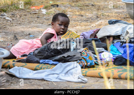 TECHIMAN, GHANA - Jan 15, 2017: Unbekannter Ghanaischen kleines Mädchen in einem rosa Kleid legt in der Kleidung auf den Waschtag, die jeden Sonntag Stockfoto