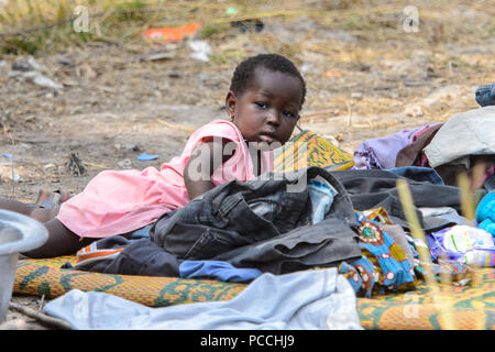 TECHIMAN, GHANA - Jan 15, 2017: Unbekannter Ghanaischen kleines Mädchen in einem rosa Kleid legt in der Kleidung auf den Waschtag, die jeden Sonntag Stockfoto