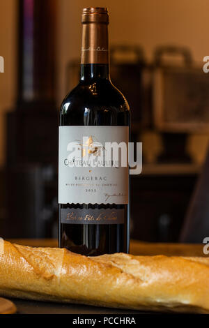 Wein und französischem Brot Stockfoto