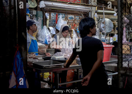 Muslimischer Lebensmittelhändler. Fleischstand. Thailand Hinterstraße Markt. Südostasien Stockfoto