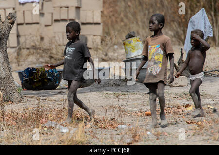 TECHIMAN, GHANA - Jan 15, 2017: Unbekannter ghanaische Kinder Spaziergang am Waschtag, die jeden Sonntag Stockfoto