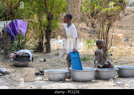 TECHIMAN, GHANA - Jan 15, 2017: Unbekannter ghanaischen Mädchen arbeitet auf der Waschtag, die jeden Sonntag Stockfoto