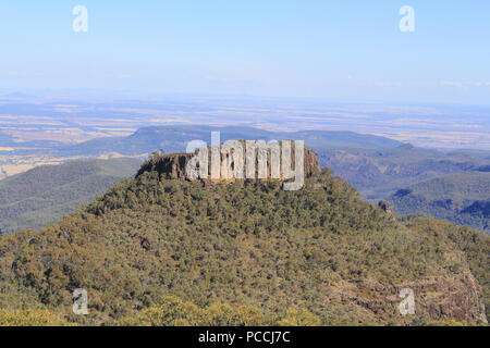 Die herrliche Aussicht auf Euglah Rock & der Nordwesten von New South Wales, Australien, von der Doug Sky Lookout, Mt Kaputar. Stockfoto