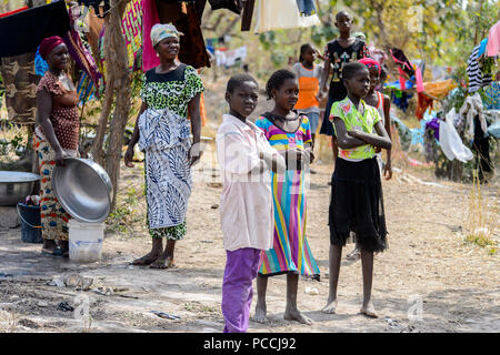 TECHIMAN, GHANA - Jan 15, 2017: Unbekannter ghanaischen Kindern am Waschtag, die jeden Sonntag Stockfoto