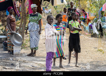 TECHIMAN, GHANA - Jan 15, 2017: Unbekannter ghanaischen Kindern am Waschtag, die jeden Sonntag Stockfoto