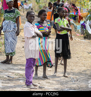 TECHIMAN, GHANA - Jan 15, 2017: Unbekannter ghanaischen Kindern am Waschtag, die jeden Sonntag Stockfoto