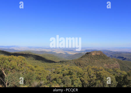 Die herrliche Aussicht auf Euglah Rock & der Nordwesten von New South Wales, Australien, von der Doug Sky Lookout, Mt Kaputar. Stockfoto