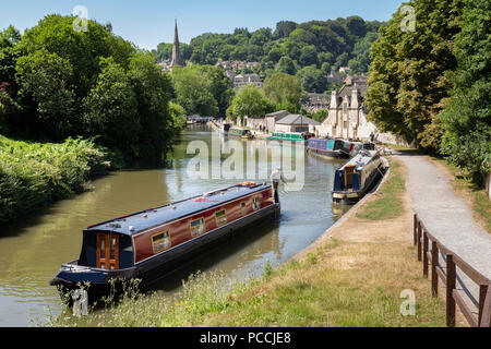 Badewanne, UK - 30. JUNI 2018: schmale Boote auf dem Kennet und Avon Kanal in Widcombe in der Stadt Bath. Stockfoto