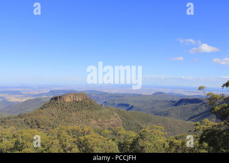 Die herrliche Aussicht auf Euglah Rock & der Nordwesten von New South Wales, Australien, von der Doug Sky Lookout, Mt Kaputar. Stockfoto