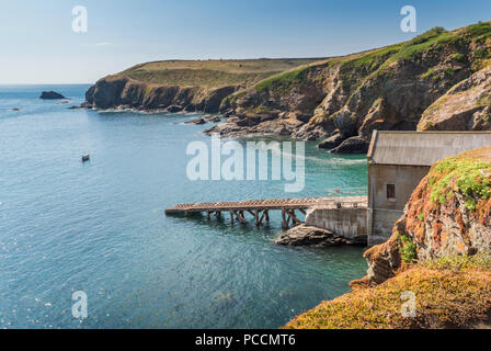 Sommer in England, Wandern auf dem South West Coast Path, die verlassenen Rettungsboot station am Lizard Point, Cornwall Stockfoto