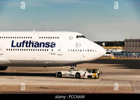 Frankfurt, Deutschland - Juli 3th, 2018: Ein Flugzeug der Traktor wieder drückt eine Boeing 747 der Lufthansa am Flughafen Frankfurt Main. Stockfoto