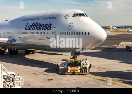 Frankfurt, Deutschland - Juli 3th, 2018: Ein Flugzeug der Traktor wieder drückt eine Boeing 747 der Lufthansa am Flughafen Frankfurt Main. Stockfoto