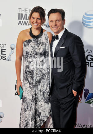 Tony Goldwyn und Frau Jane an der 44th Ann. NAACP Auszeichnungen 2013 im Shrine Auditorium in Los Angeles. Tony Goldwyn und Frau Jane 058 - - - - - - - - - - - - - Red Carpet Event, Vertikal, USA, Filmindustrie, Prominente, Fotografie, Bestof, Kunst, Kultur und Unterhaltung, Topix Prominente Fashion/Vertikal, Besten, Event in Hollywood Leben - Kalifornien, Roter Teppich und backstage, USA, Film, Stars, Film Stars, TV Stars, Musik, Promis, Fotografie, Bestof, Kunst, Kultur und Unterhaltung, Topix, drei Viertel, vertikal, eine Person aus dem Jahr 2013, Anfrage tsuni Stockfoto