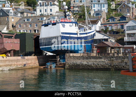 Ein Fischerboot bei Reparaturarbeiten auf der Helling von C. Toms & Sohn Werft in Polruan, South Cornwall, England, Großbritannien Stockfoto