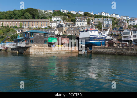 Ein Fischerboot bei Reparaturarbeiten auf der Helling von C. Toms & Sohn Werft in Polruan, South Cornwall, England, Großbritannien Stockfoto