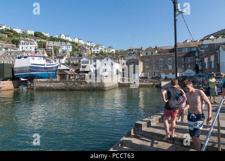 Ein Fischerboot bei Reparaturarbeiten auf der Helling von C. Toms & Sohn Werft in Polruan, South Cornwall, England, Großbritannien Stockfoto