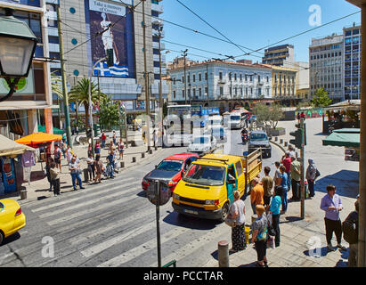 Autos Kreuzung Omonia Platz, Athen, Griechenland. Stockfoto