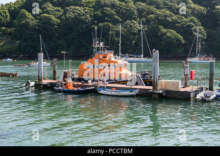 The Fowey RNLI Trent Klasse Rettungsboot, Maurice und Joyce Hardy in Fowey Harbour, Fowey, Cornwall, England, Großbritannien günstig Stockfoto