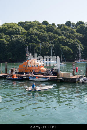 The Fowey RNLI Trent Klasse Rettungsboot, Maurice und Joyce Hardy in Fowey Harbour, Fowey, Cornwall, England, Großbritannien günstig Stockfoto
