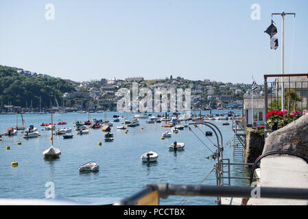 Blick von Fowey über den Hafen in Richtung des Dorfes Polruan, an der Ostseite der Mündung. Kleine Sportboote sind in der Mündung vertäut. Stockfoto