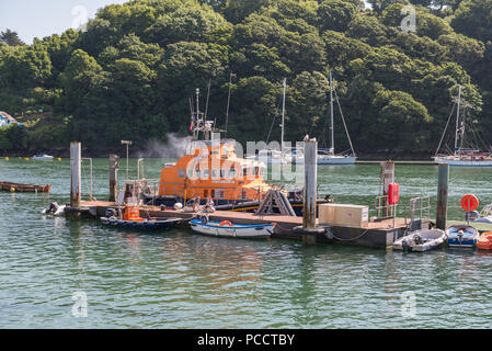 The Fowey RNLI Trent Klasse Rettungsboot, Maurice und Joyce Hardy in Fowey Harbour, Fowey, Cornwall, England, Großbritannien günstig Stockfoto