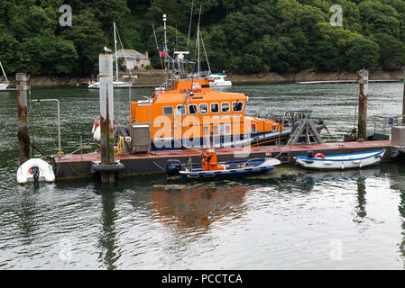 The Fowey RNLI Trent Klasse Rettungsboot, Maurice und Joyce Hardy in Fowey Harbour, Fowey, Cornwall, England, Großbritannien günstig Stockfoto