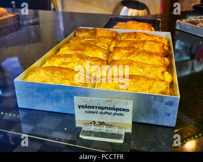 Galaktoboureko, typisch griechischen Süß in einem Schaufenster eines Griechischen Gebäck. Pudding gefüllte griescreme. Stockfoto