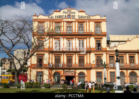 Fassade der Zigarrenfabrik Partagas, Havanna, Kuba Stockfoto