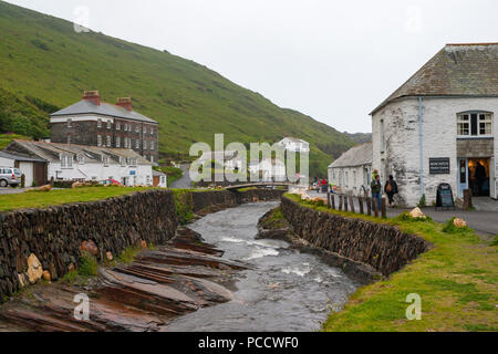 Boscastle in Cornwall, England. An einem bewölkten Tag. Stockfoto