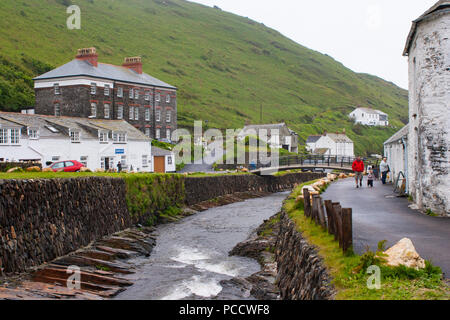 Boscastle in Cornwall, England. An einem bewölkten Tag. Stockfoto