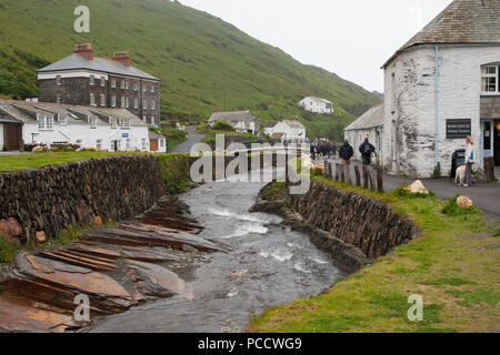 Boscastle in Cornwall, England. An einem bewölkten Tag. Stockfoto