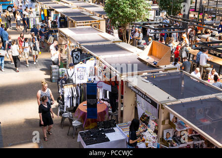 Leute, Shopping und Wandern rund um die Stände im Old Spitalfields Markthalle. Spitalfields, East London, Großbritannien Stockfoto