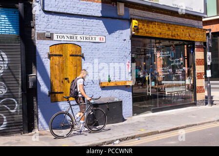 Hipster junge Mann seine fixed Gear bike Drücken in Spitalfield, East London, Großbritannien Stockfoto