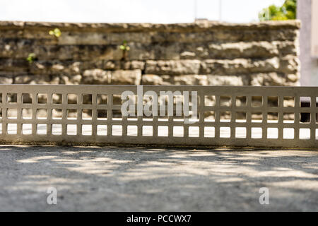 Outdoor Tischtennisplatte aus Beton mit einem Netz Stockfoto