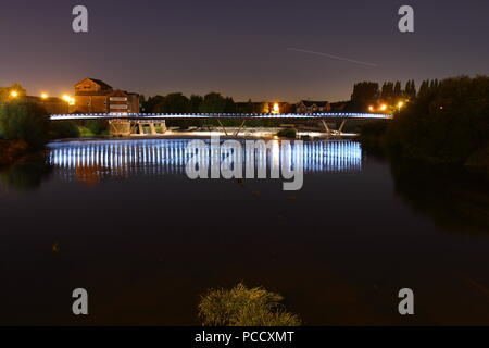 Die Millennium Bridge über den Fluss Aire in Castleford bei Nacht Stockfoto