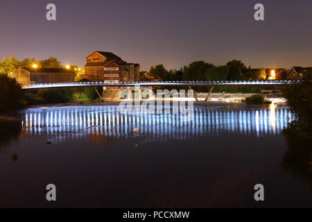 Die Millennium Bridge über den Fluss Aire in Castleford bei Nacht Stockfoto