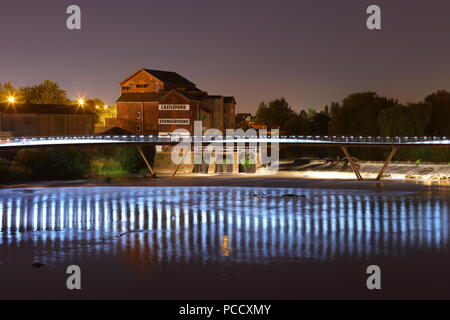 Die Millennium Bridge über den Fluss Aire in Castleford bei Nacht Stockfoto