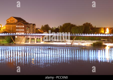 Die Millennium Bridge über den Fluss Aire in Castleford bei Nacht Stockfoto